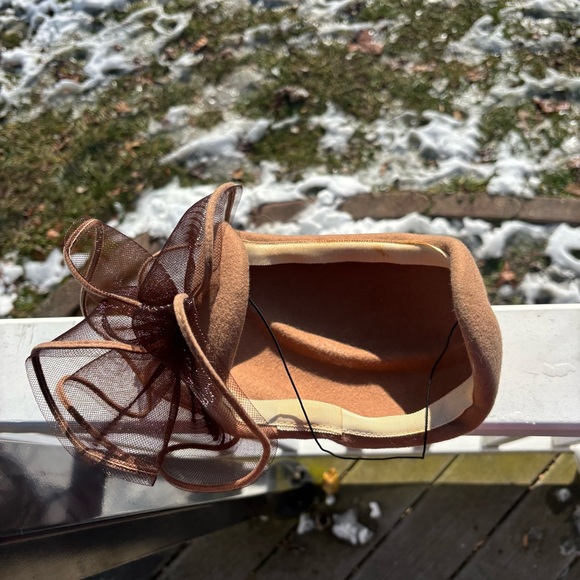 Vintage avant garde tan mesh wool ruffle fascinator hat with chin strap - Picture 7 of 11